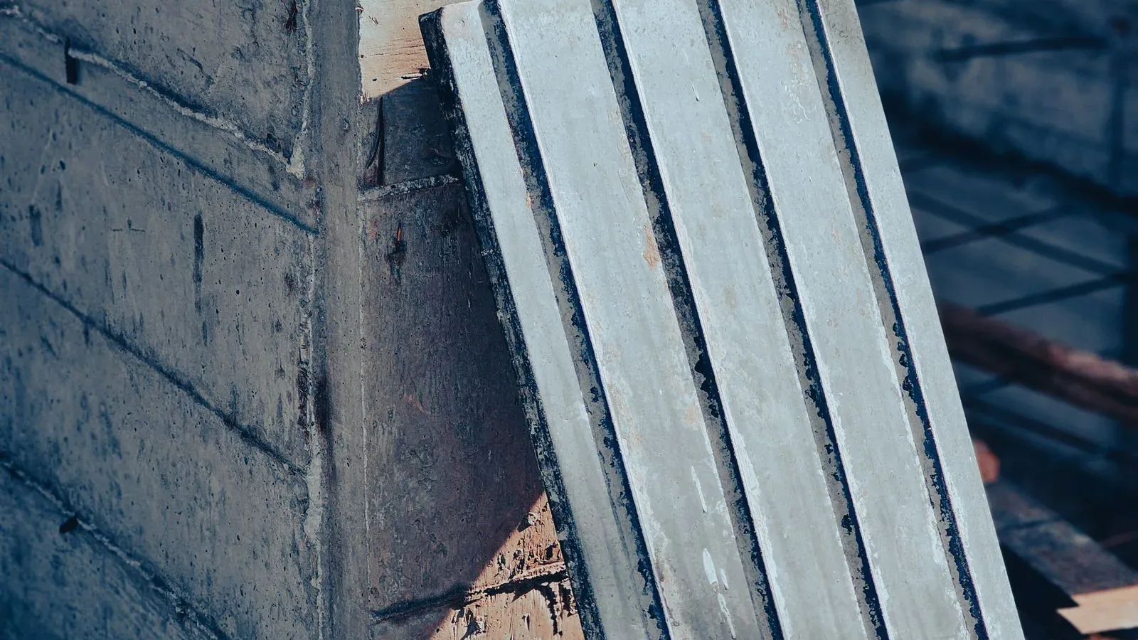 Rohbaudetail mit Beton, Schalung und Bewehrungsstahl